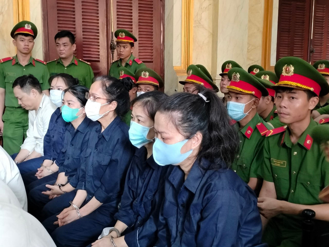 Bị cáo Phụng (ngoài cùng bên phải) và bị cáo Phượng (thứ tư phải vào) tại phiên tòa. Bị cáo Phụng (ngoài cùng bên phải) và bị cáo Phượng (thứ tư phải vào) tại phiên tòa.