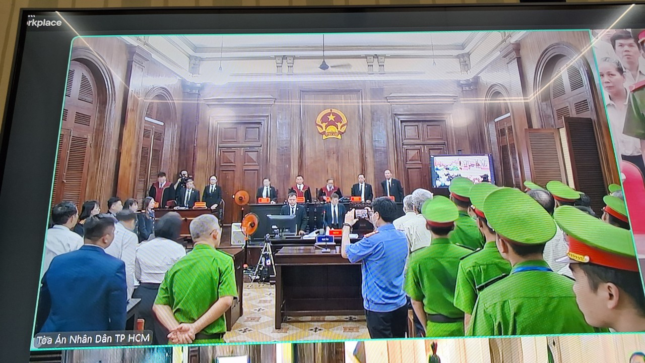 8h45, HĐXX công bố quyết định đưa vụ án ra xét xử. Ảnh chụp qua màn hình.