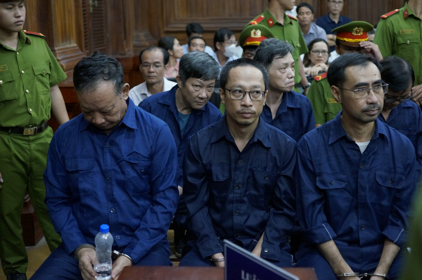 Bị cáo Dương Hoa Xô (bìa trái) tại phiên tòa.