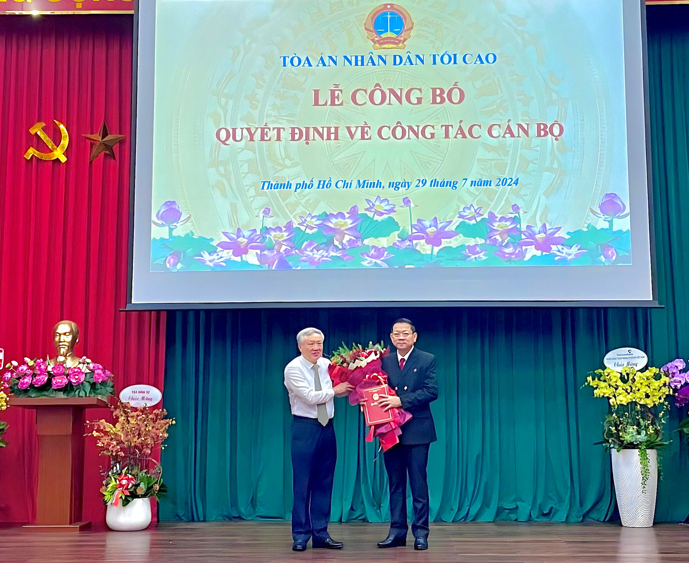 Chánh án TAND tối cao Nguyễn Hòa Bình (trái) trao quyết định và tặng hoa chúc mừng tân Chánh án TAND cấp cao tại TPHCM Trần Thanh Hoàng.
