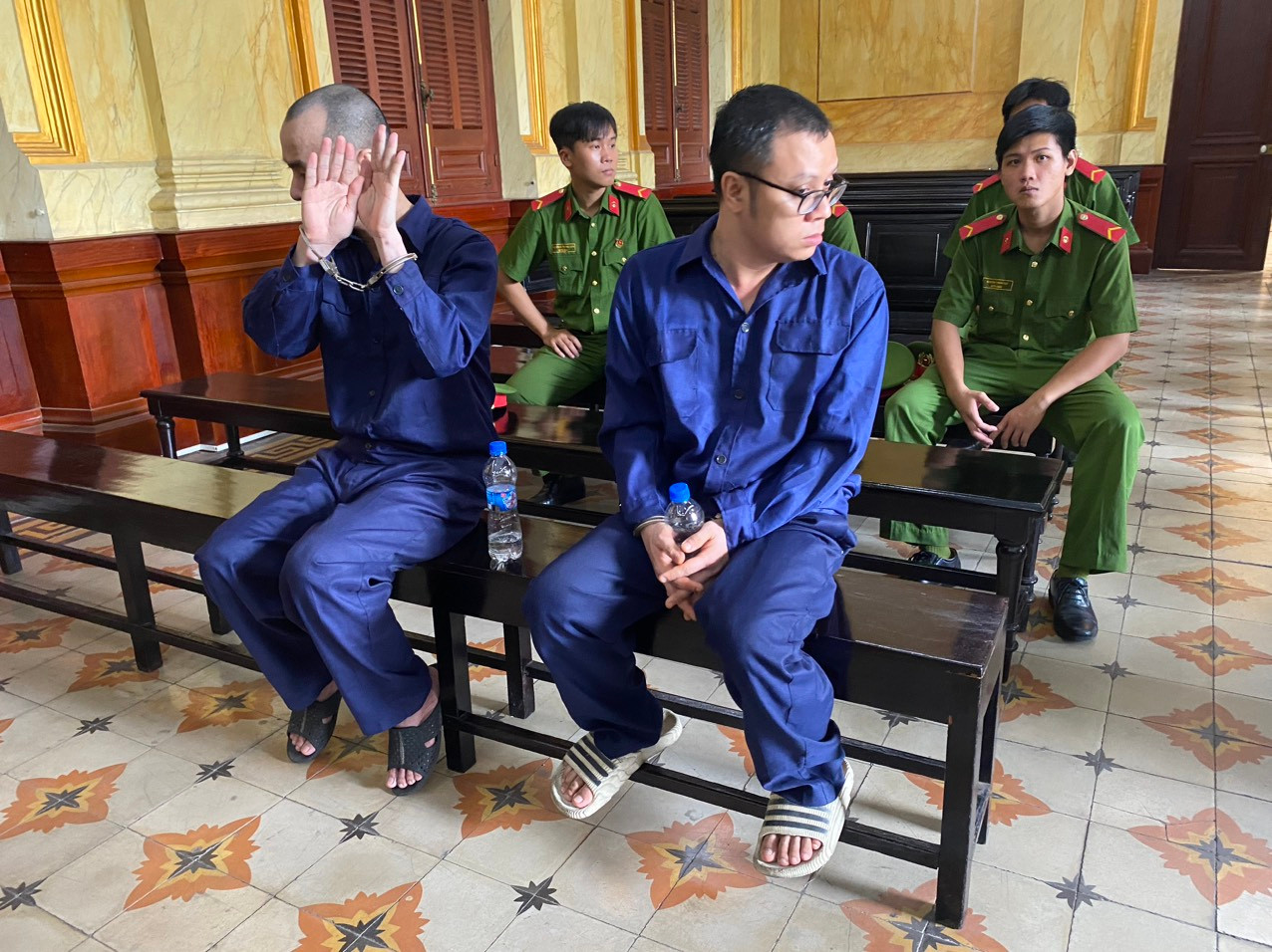 Bị cáo Nguyễn Hoàng Thuận (trái) và Phạm Đỗ Nhật Duy tại phiên tòa. Ảnh: Tân Châu