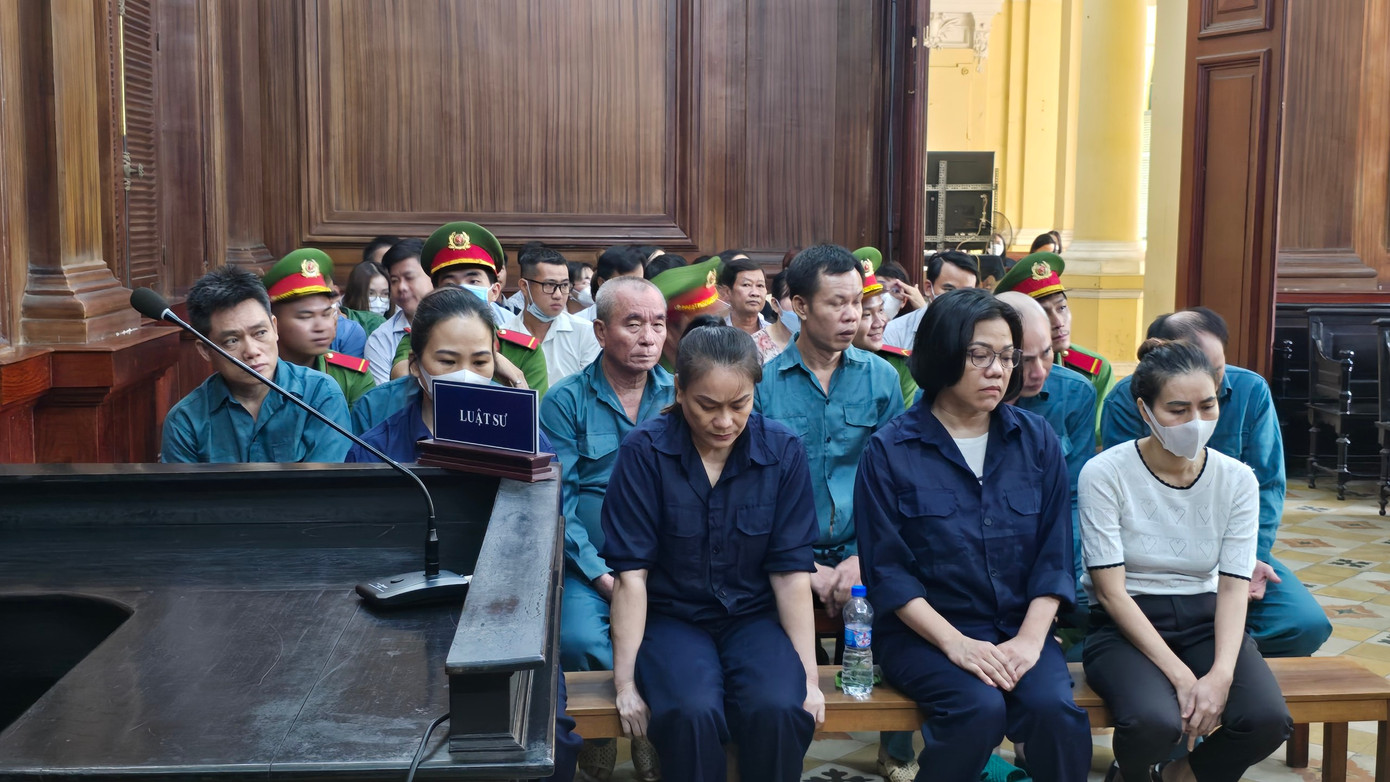 Bị cáo Hoàng Đặng Ngọc Mỹ Trang (hàng ghế đầu, bìa trái). Bị cáo Hoàng Đặng Ngọc Mỹ Trang (hàng ghế đầu, bìa trái).