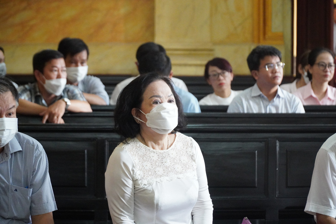 Nữ bị cáo Nguyễn Thị Thúy Hằng bị tuyên phạt 2 năm tù, cho hưởng án treo. Nữ bị cáo Nguyễn Thị Thúy Hằng bị tuyên phạt 2 năm tù, cho hưởng án treo.