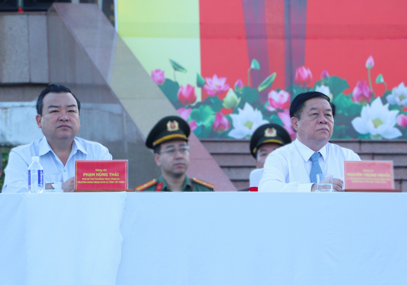 Ông Nguyễn Trọng Nghĩa - Ủy viên Bộ Chính trị, Bí thư Trung ương Đảng, Trưởng Ban Tuyên giáo Trung ương cùng lãnh đạo tỉnh Tây Ninh, lực lượng vũ trang, các huyện, thị xã, thành phố và đại diện các Tổ bảo vệ ANTT trên địa bàn tỉnh Tây Ninh tham dự buổi lễ. Ảnh: Vũ Khoa.