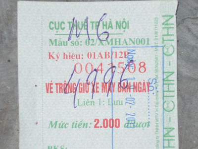 Phần vé Liên 1 phải giữ lại để thanh toán với Nhà nước nhưng điểm gửi xe tại Chùa Hà ngày 20-2 đã lấy ra ghi tiếp cho khách và thu 5.000 đồng/ lượt xe máy 