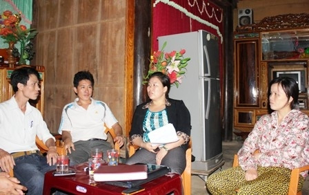 Vợ chồng chị Bến, chị Lam bức xúc kể lại vụ việc bị tên Thông lừa đưa người đi lao động tại Hàn Quốc. Vợ chồng chị Bến, chị Lam bức xúc kể lại vụ việc bị tên Thông lừa đưa người đi lao động tại Hàn Quốc