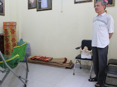 Ông Trần Ngọc Anh trong căn phòng dùng làm nơi ở miễn phí cho sĩ tử 