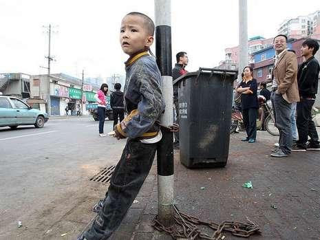 Một ông bố Trung Quốc muốn bán cậu bé này ngay trên đường phố. Ảnh Bild.