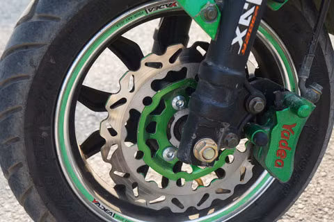 Bánh trước là phanh đĩa 