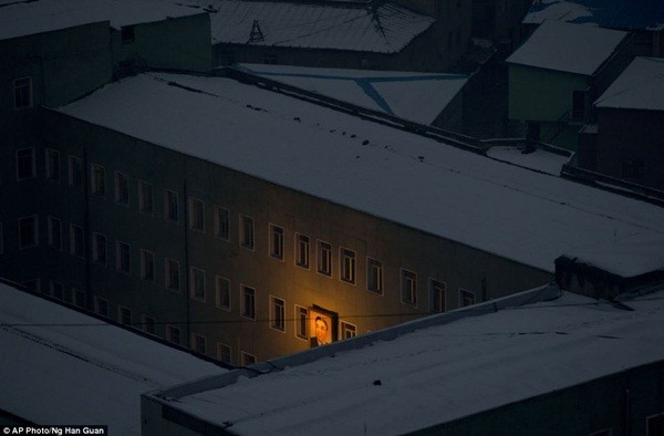 Chân dung của nhà lãnh đạo Kim II Sung bên cạnh tòa nhà tại thủ đô Bình Nhưỡng