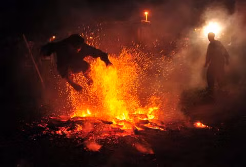 Nhảy lửa Pà thẻn 
