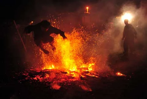 Nhảy lửa Pà thẻn 