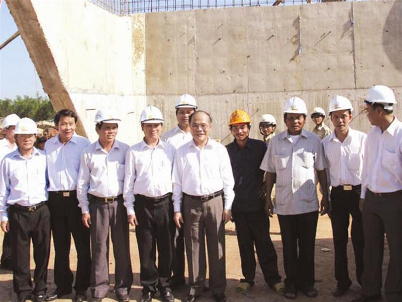 Phó Thủ tướng Nguyễn Sinh Hùng thăm công trình và tặng quà cho CBCN Công ty XDCT 545