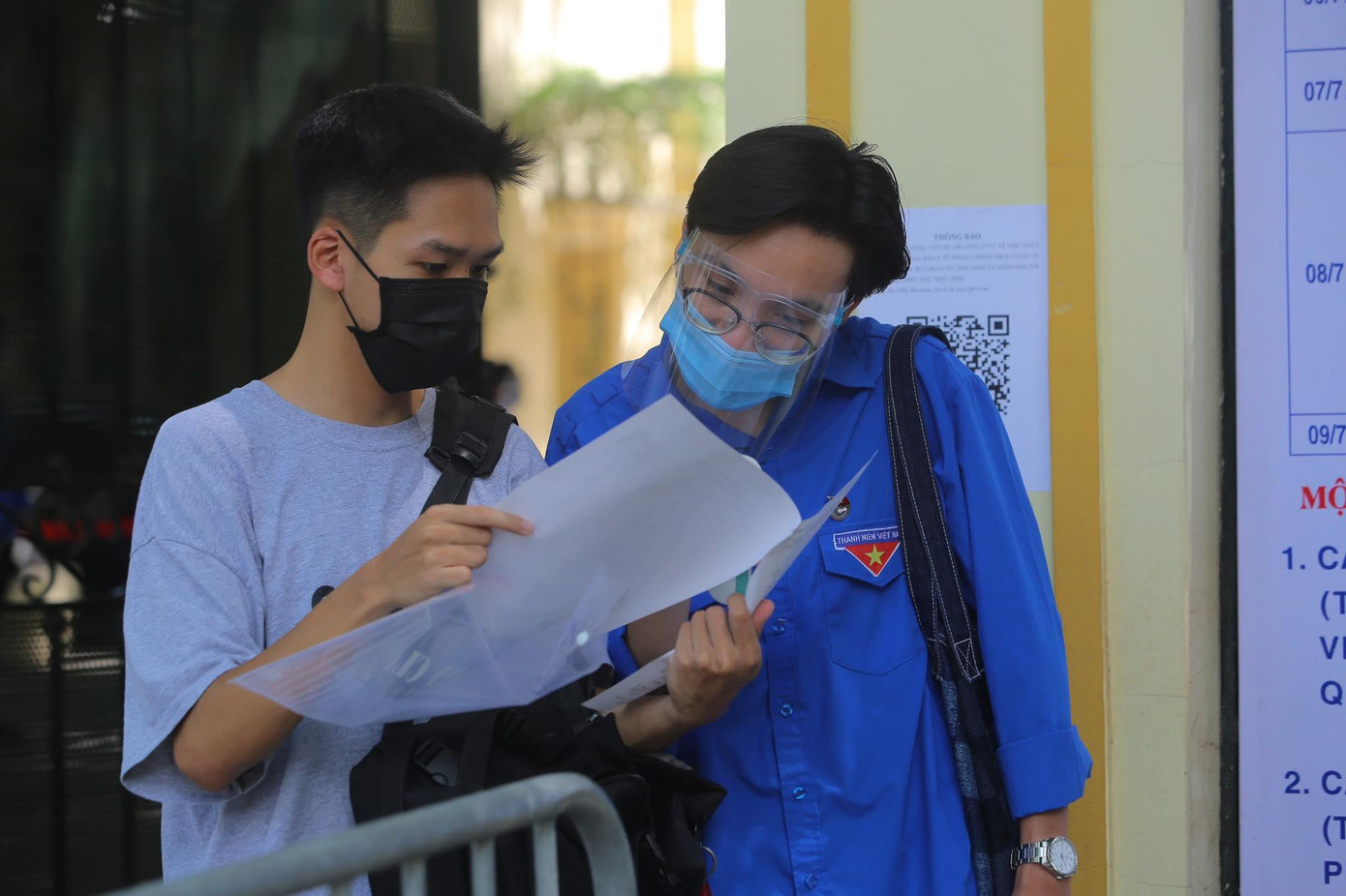 Tuấn Đạt, học sinh lớp 11 trường THPT Việt Đức lần đầu tham gia tình nguyện cho biết: "Đây là lần đầu em tham gia tình nguyện hỗ trợ kỳ thi THPT, mặc dù tiếp xúc hướng dẫn các thí sinh nhưng em không lo lắng do nhà trường đã chuẩn bị đầy đủ đồ bảo hộ cho chúng em" Tuấn Đạt, học sinh lớp 11 trường THPT Việt Đức lần đầu tham gia tình nguyện cho biết: "Đây là lần đầu em tham gia tình nguyện hỗ trợ kỳ thi THPT, mặc dù tiếp xúc hướng dẫn các thí sinh nhưng em không lo lắng do nhà trường đã chuẩn bị đầy đủ đồ bảo hộ cho chúng em"