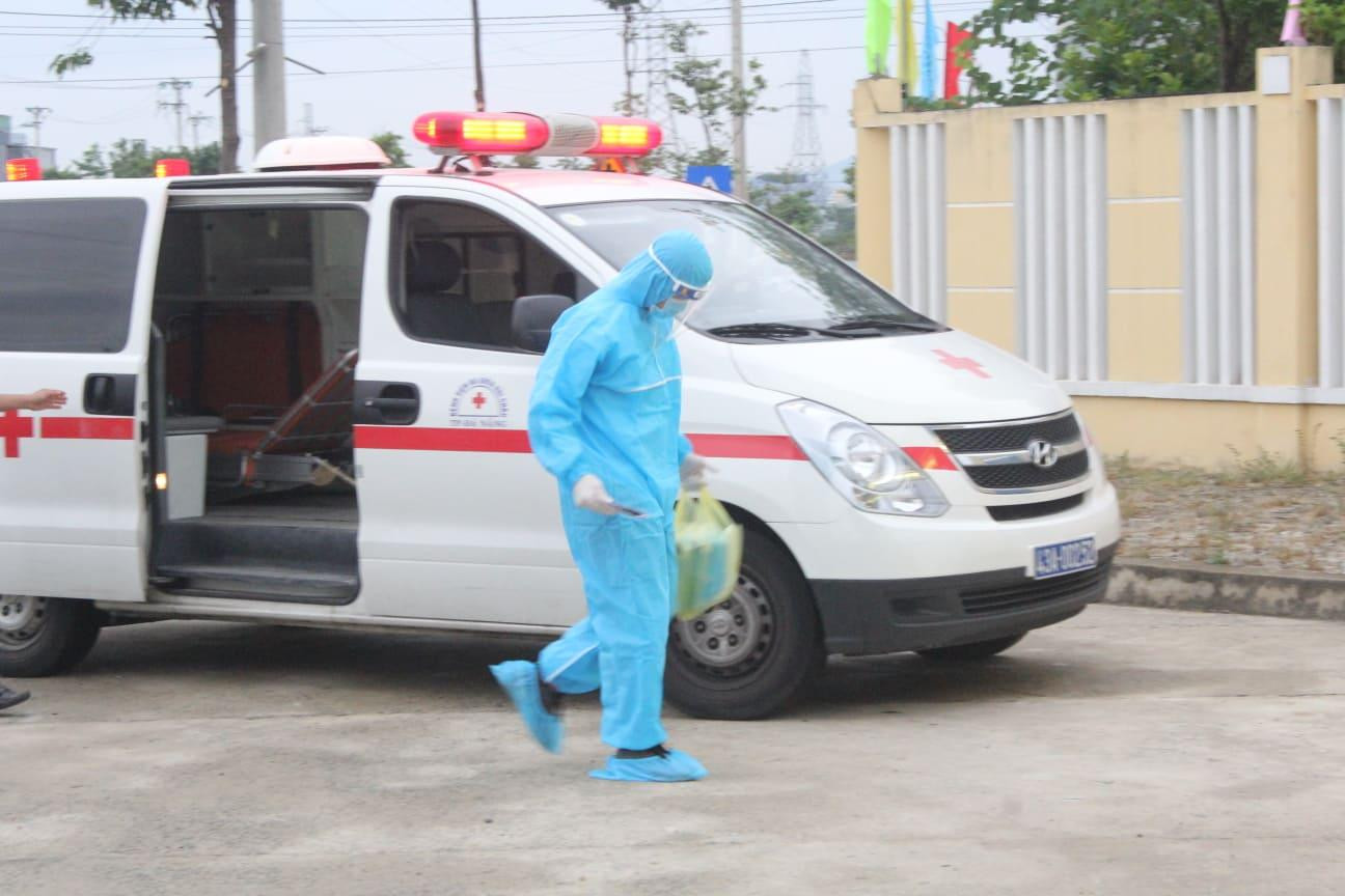 Thí sinh đi xe cứu thương, mang đồ bảo hộ đến trường thi