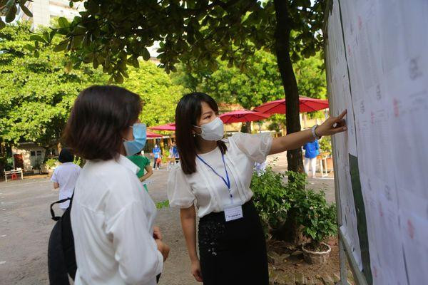 Giám thị cùng thi sinh rà lại tên đăng ký thi