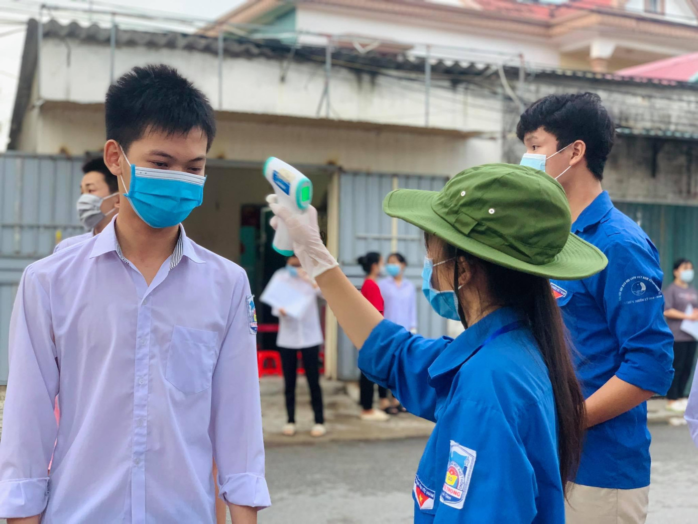 CẬP NHẬT THI THPT: Gần 1 triệu thí sinh thi Văn, có em ăn xôi gấc suốt 3 ngày ảnh 11