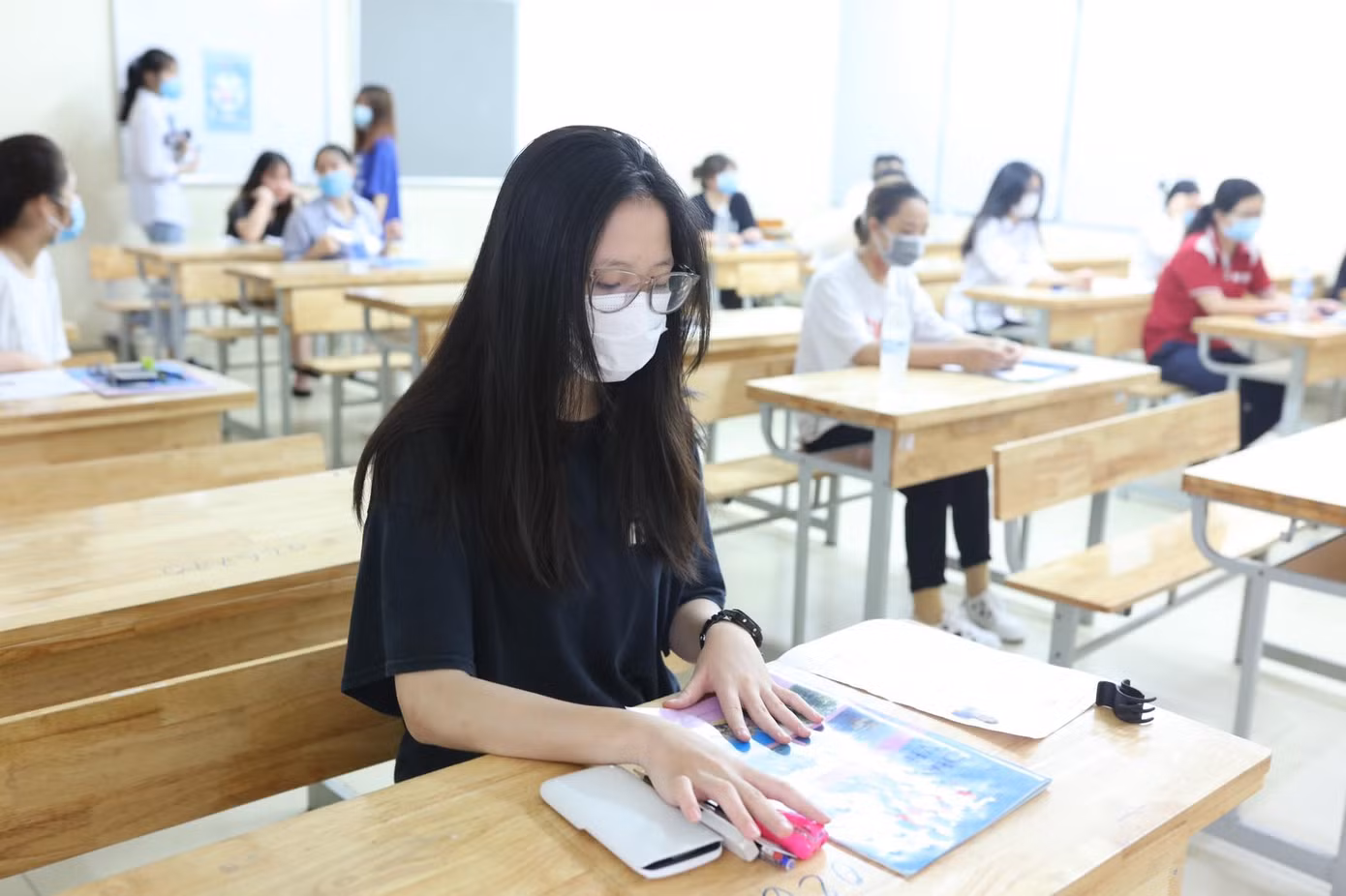 Thí sinh thi môn tổ hợp sáng nay 8/7 tại điểm thi trường THCS Khương Đình. Các em được giám thị kiểm tra, hướng dẫn khá kỹ trước khi vào phòng thi. Ảnh: Như Ý