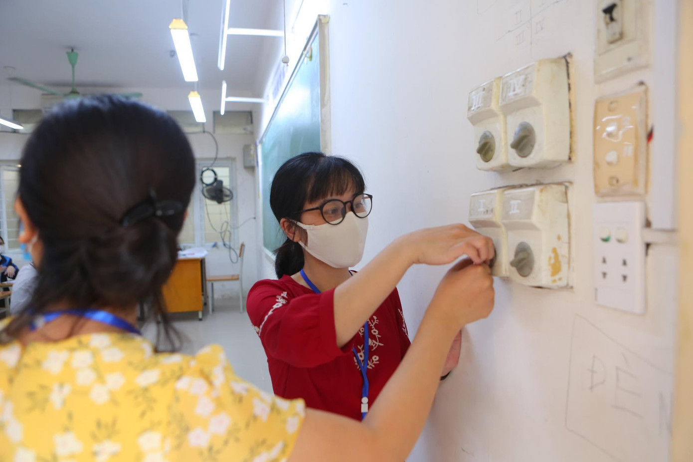 CẬP NHẬT THI THPT: Gần 1 triệu thí sinh thi Văn, có em ăn xôi gấc suốt 3 ngày ảnh 17