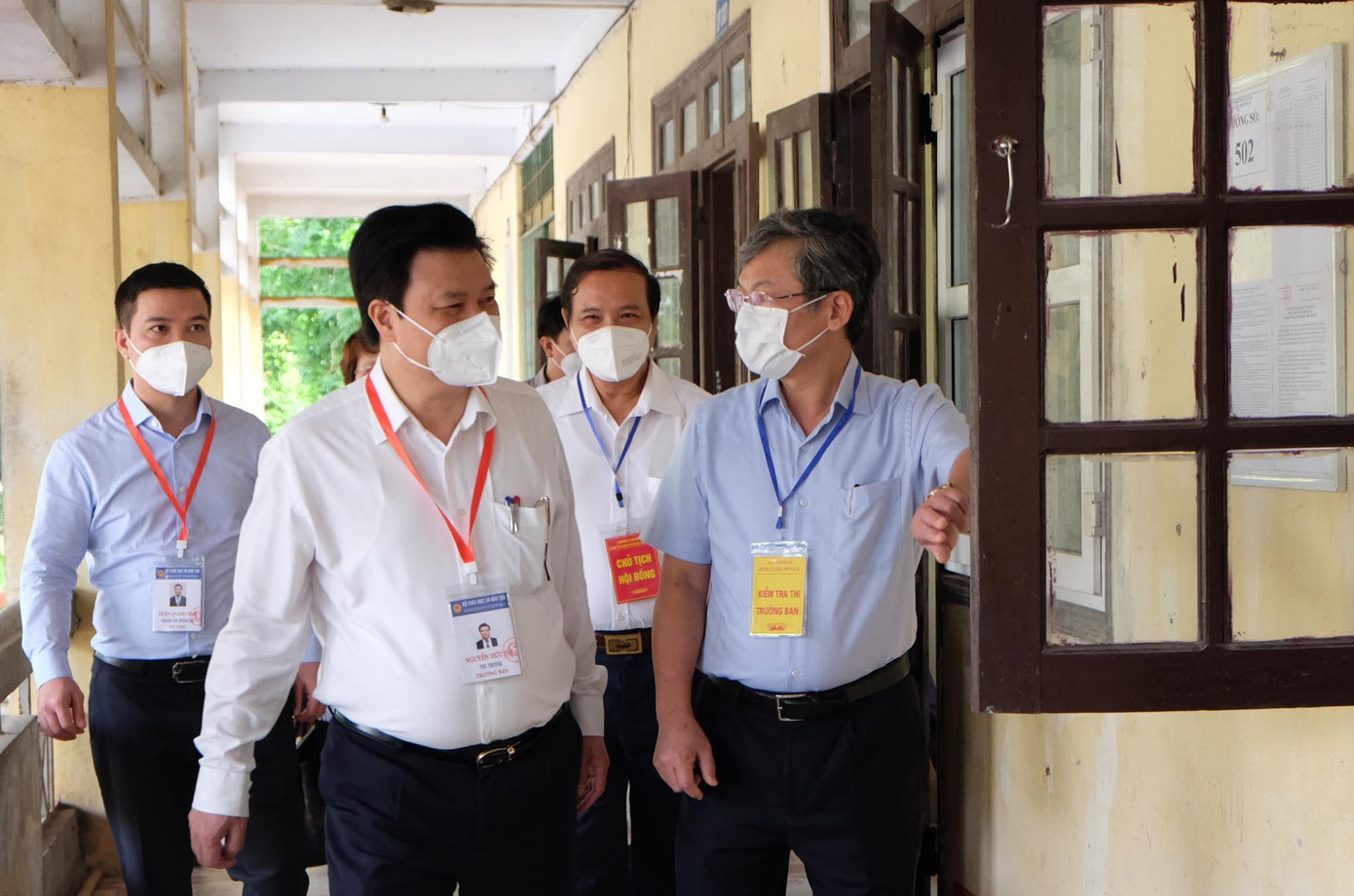 Thứ trưởng Nguyễn Hữu Độ kiểm tra thi tại Hưng Yên