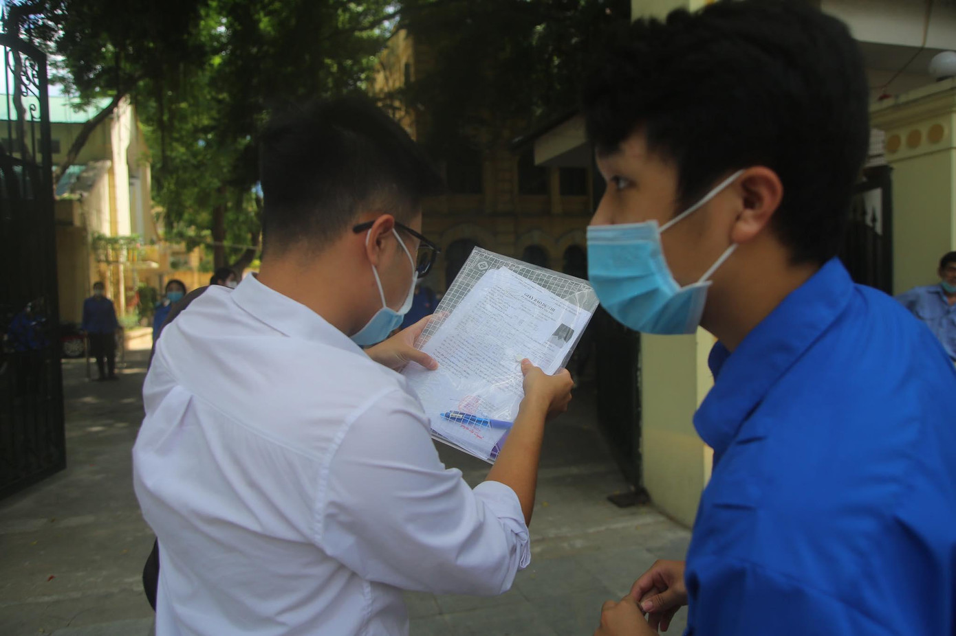 Các thí sinh được hướng dẫn tận tình, chỉ lối đến tận phòng thi Các thí sinh được hướng dẫn tận tình, chỉ lối đến tận phòng thi