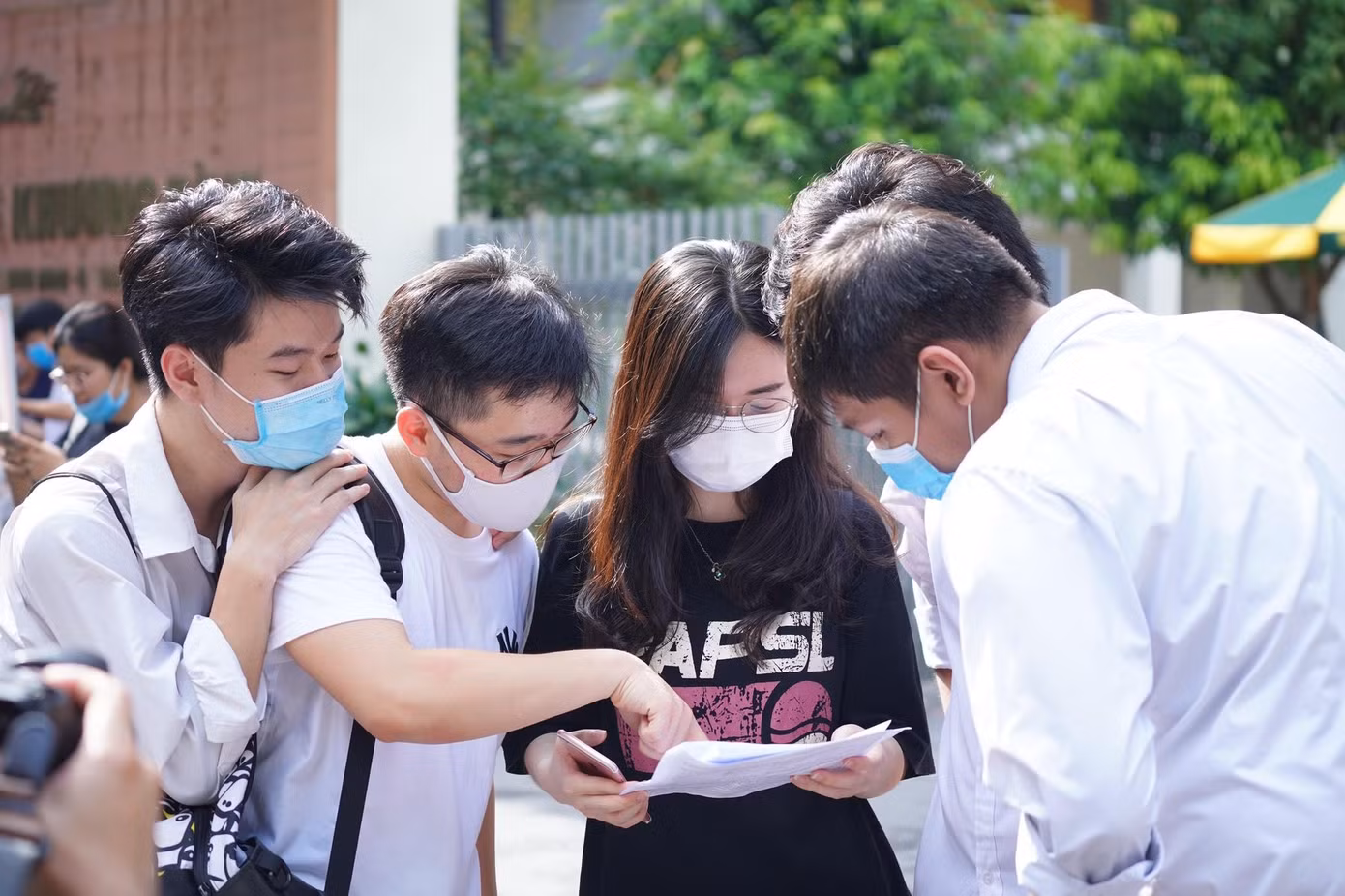 CẬP NHẬT THI THPT: Đề tiếng Anh dễ thở, thí sinh phấn khởi ra về ảnh 46