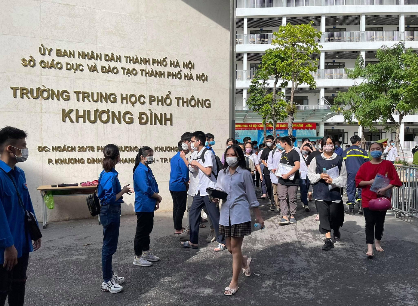 CẬP NHẬT THI THPT: Đề tiếng Anh dễ thở, thí sinh phấn khởi ra về ảnh 47