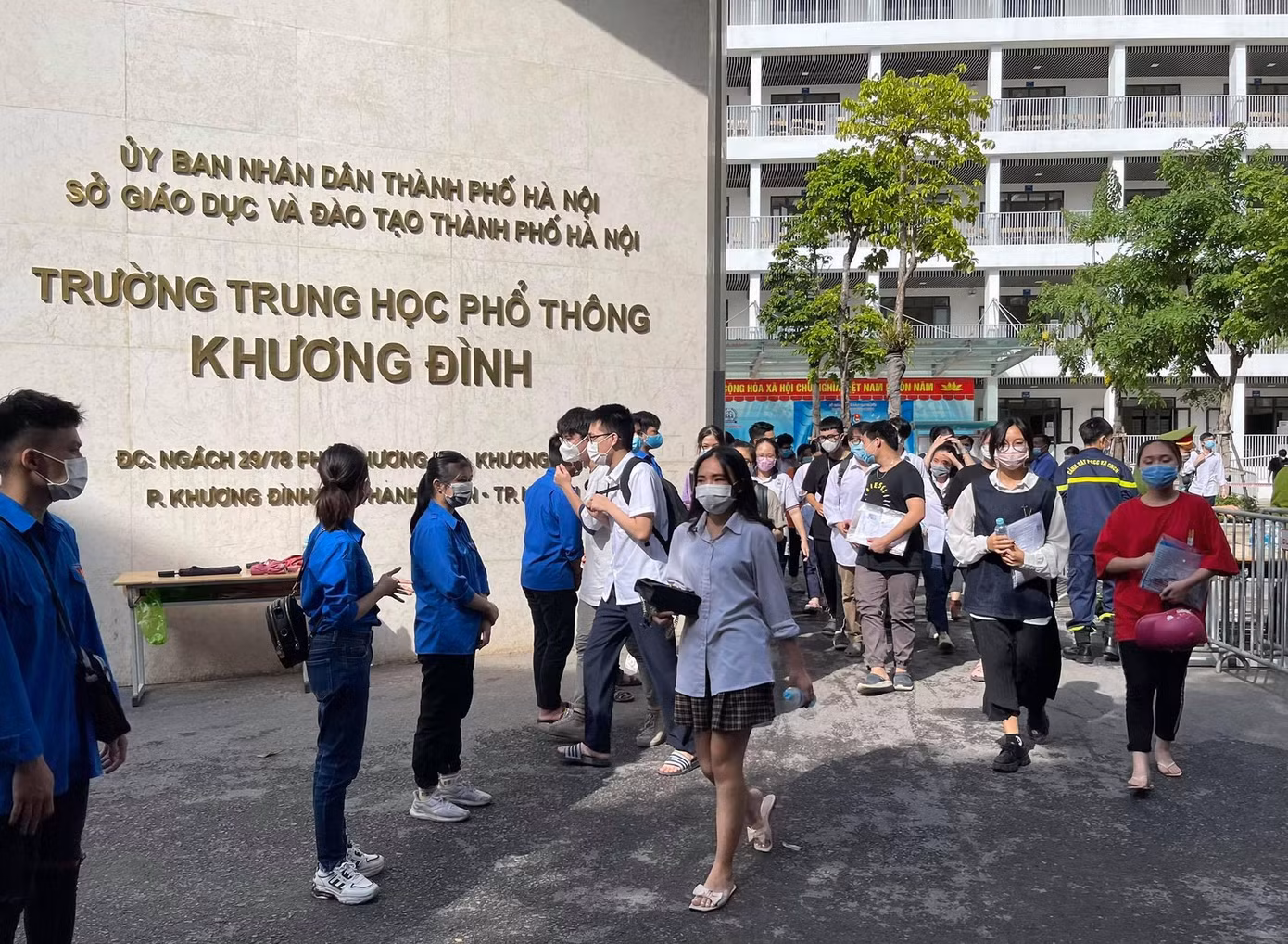 CẬP NHẬT THI THPT: Đề tiếng Anh dễ thở, thí sinh phấn khởi ra về ảnh 47