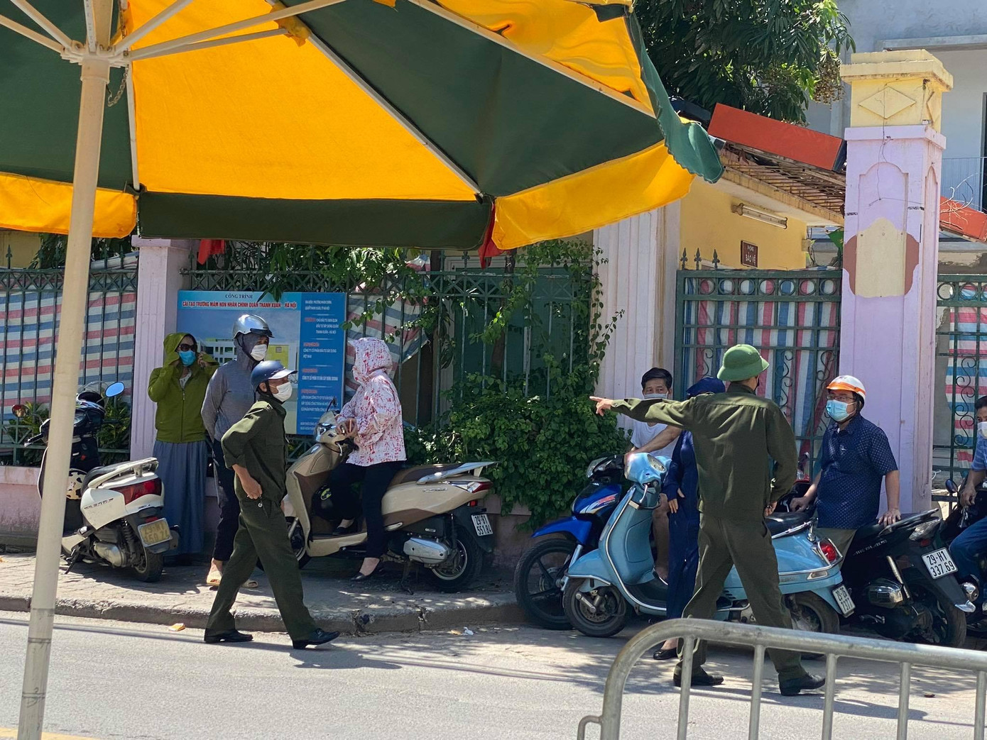 Lực lượng chức năng nhắc nhở phụ huynh chờ thí sinh đúng chỗ quy định. Ảnh: Nguyễn Hà Lực lượng chức năng nhắc nhở phụ huynh chờ thí sinh đúng chỗ quy định. Ảnh: Nguyễn Hà