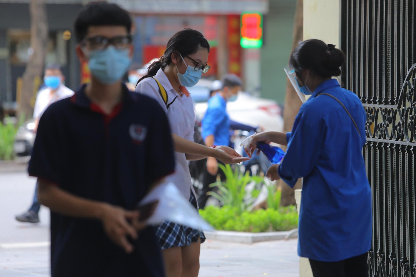 Thí sinh được yêu cầu rửa tay, sát khuẩn Thí sinh được yêu cầu rửa tay, sát khuẩn