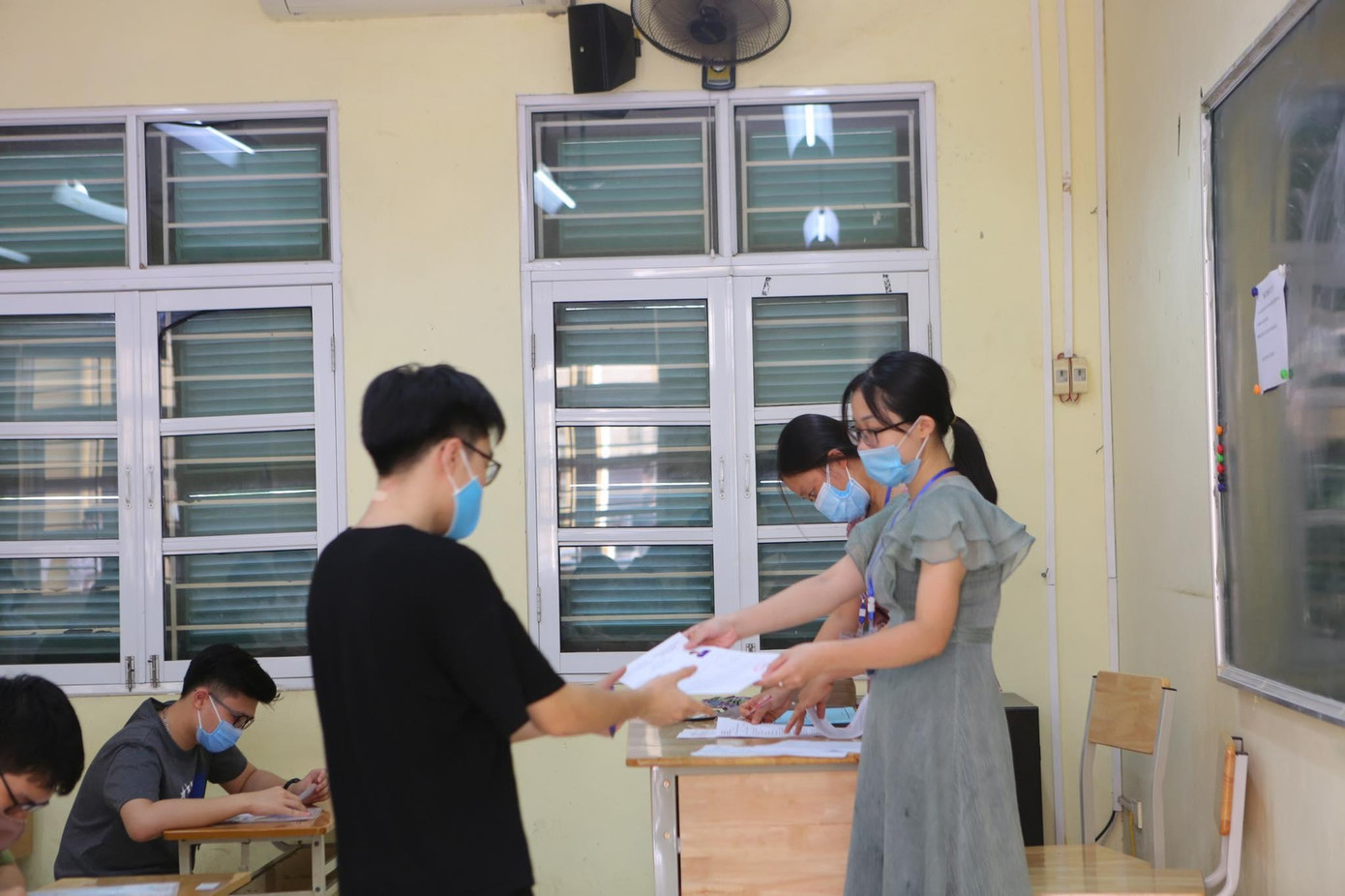 Thí sinh làm thủ tục thi tại điểm thi THPT Yên Hoà, Cầu Giấy. Ảnh Trọng Tài Thí sinh làm thủ tục thi tại điểm thi THPT Yên Hoà, Cầu Giấy. Ảnh Trọng Tài