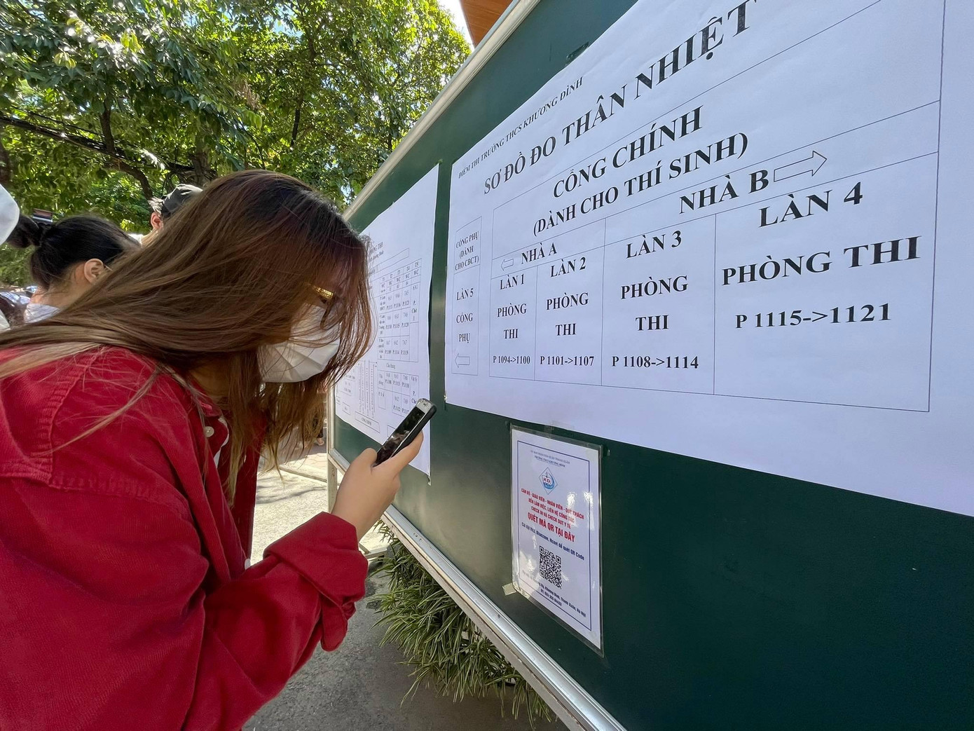 Thí sinh quét mã QR.CODE trước khi vào phòng thi Thí sinh quét mã QR.CODE trước khi vào phòng thi