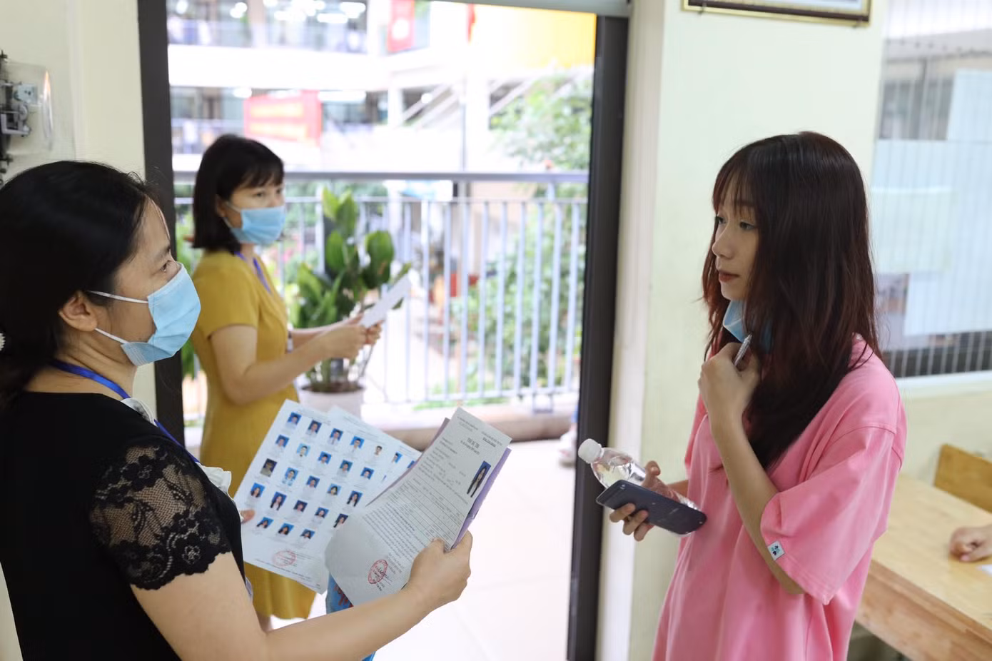 CẬP NHẬT THI THPT: Đề tiếng Anh dễ thở, thí sinh phấn khởi ra về ảnh 20