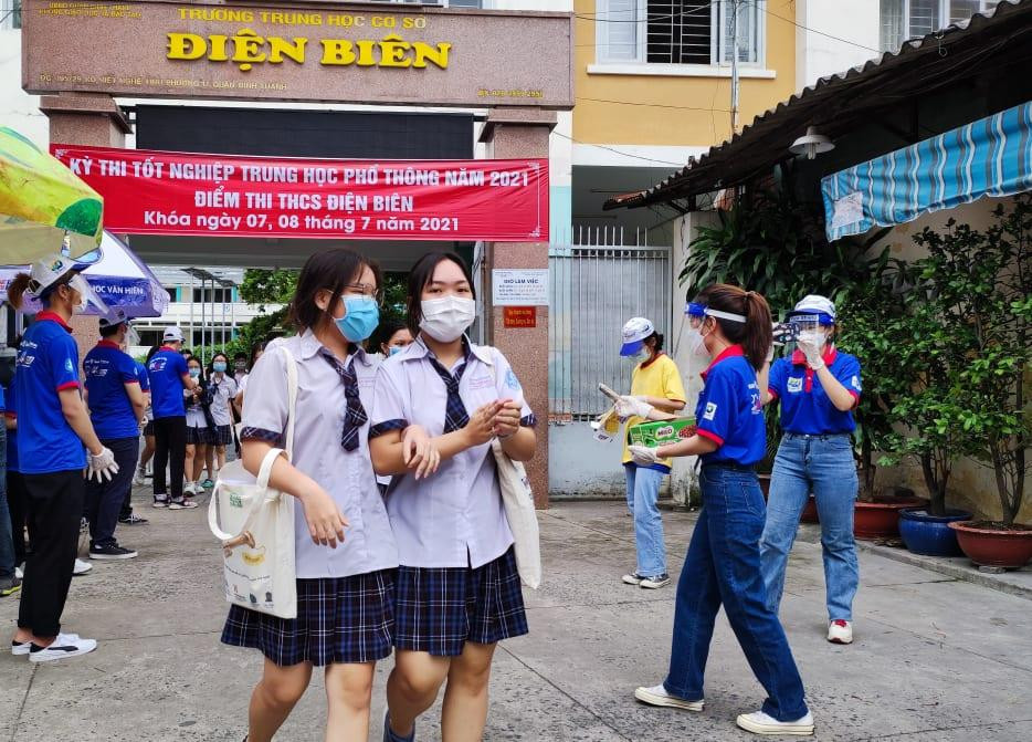 CẬP NHẬT THI THPT: Đề tiếng Anh dễ thở, thí sinh phấn khởi ra về ảnh 29