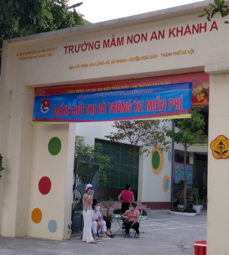 Điểm thi phân luồng, đo nhiệt độ cho thí sinh và sát khuẩn tay.