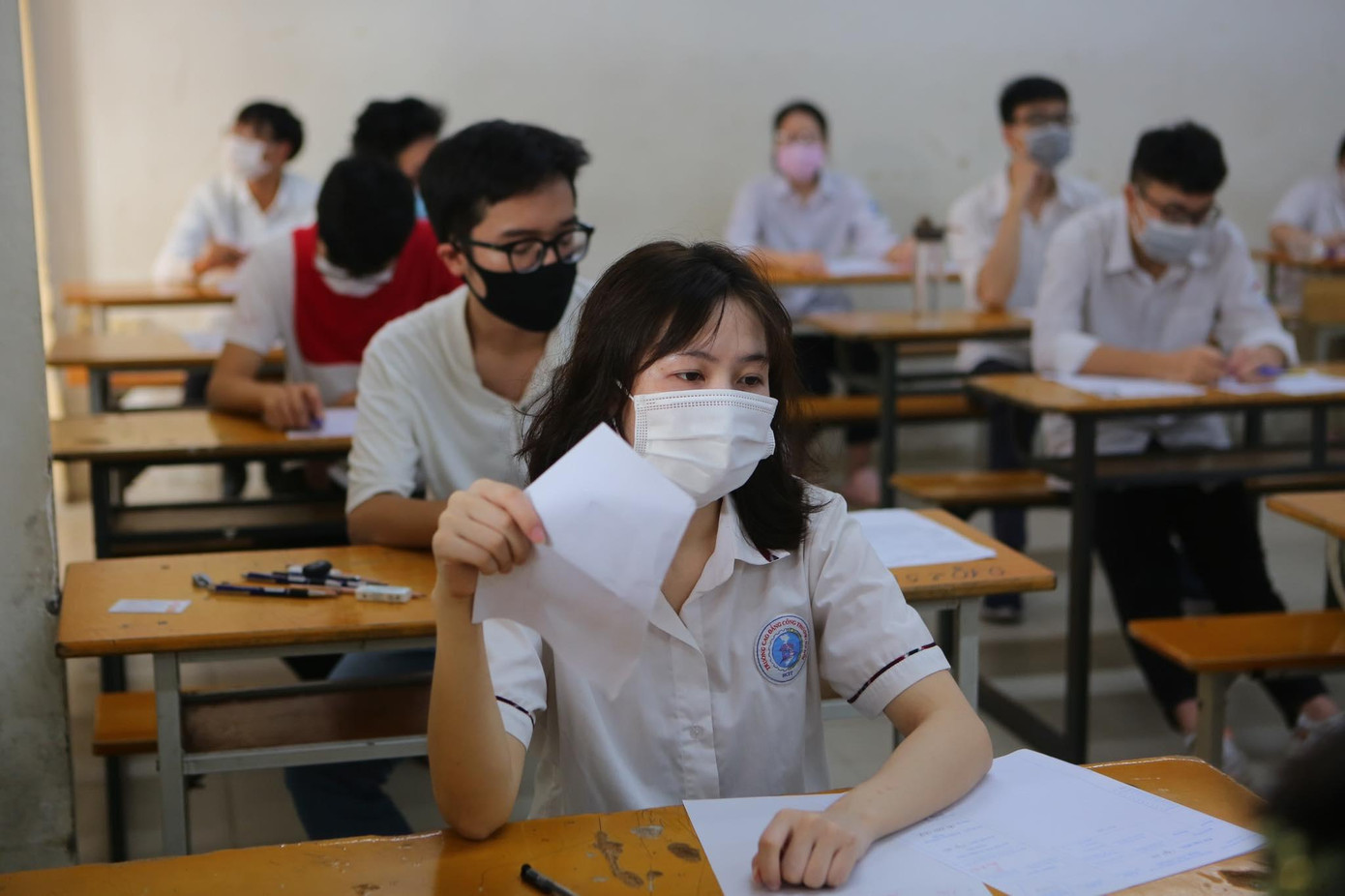 Tại điểm thi THPT Nhân chính, Hà Nội, phòng thi 104 bị hỏng 1 quạt trần, thí sinh có đôi chút vất vả khi chuẩn bị bước vào giờ làm bài thi