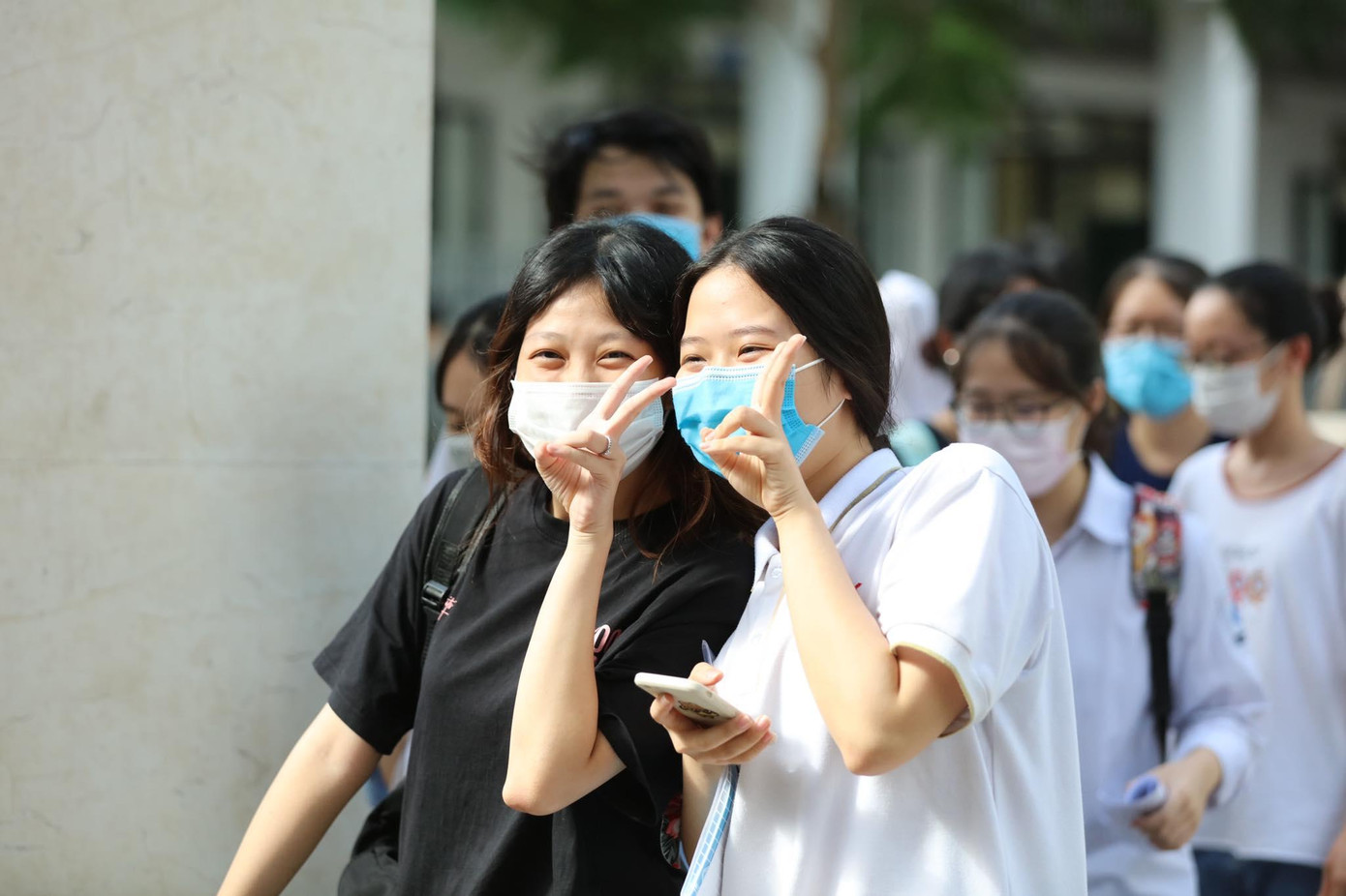 Thí sinh trao đổi bài thi môn Ngoại Ngữ chiều nay 8/7. Ảnh Như Ý