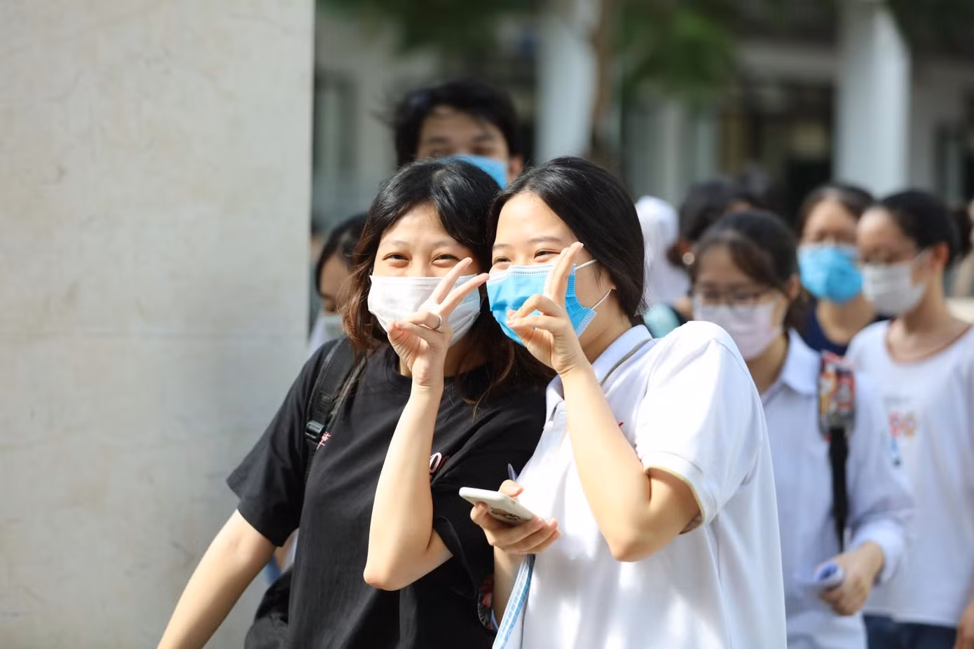 Thí sinh trao đổi bài thi môn Ngoại Ngữ chiều nay 8/7. Ảnh Như Ý