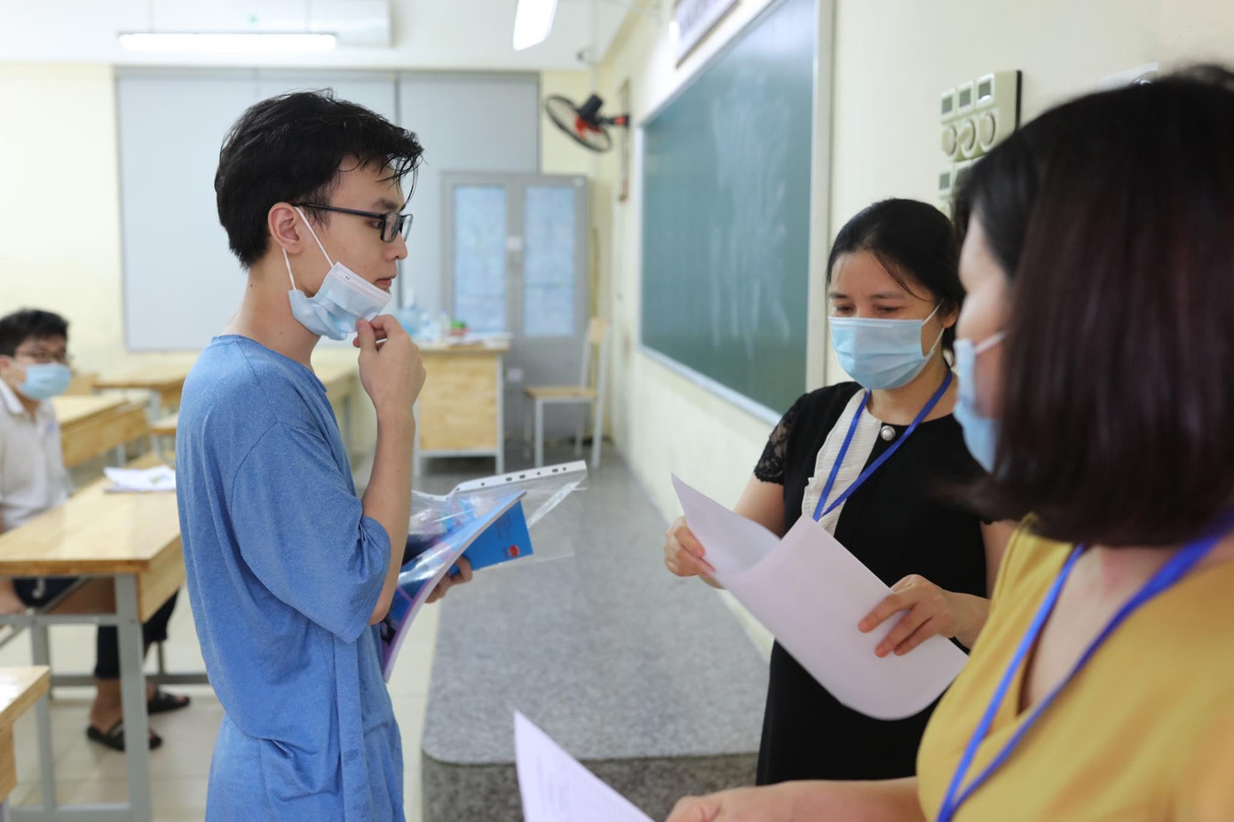 CẬP NHẬT THI THPT: Đề tiếng Anh dễ thở, thí sinh phấn khởi ra về ảnh 21