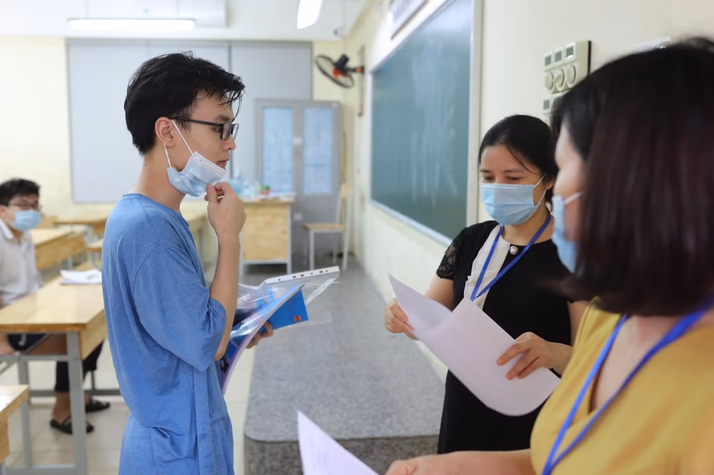 CẬP NHẬT THI THPT: Đề tiếng Anh dễ thở, thí sinh phấn khởi ra về ảnh 21