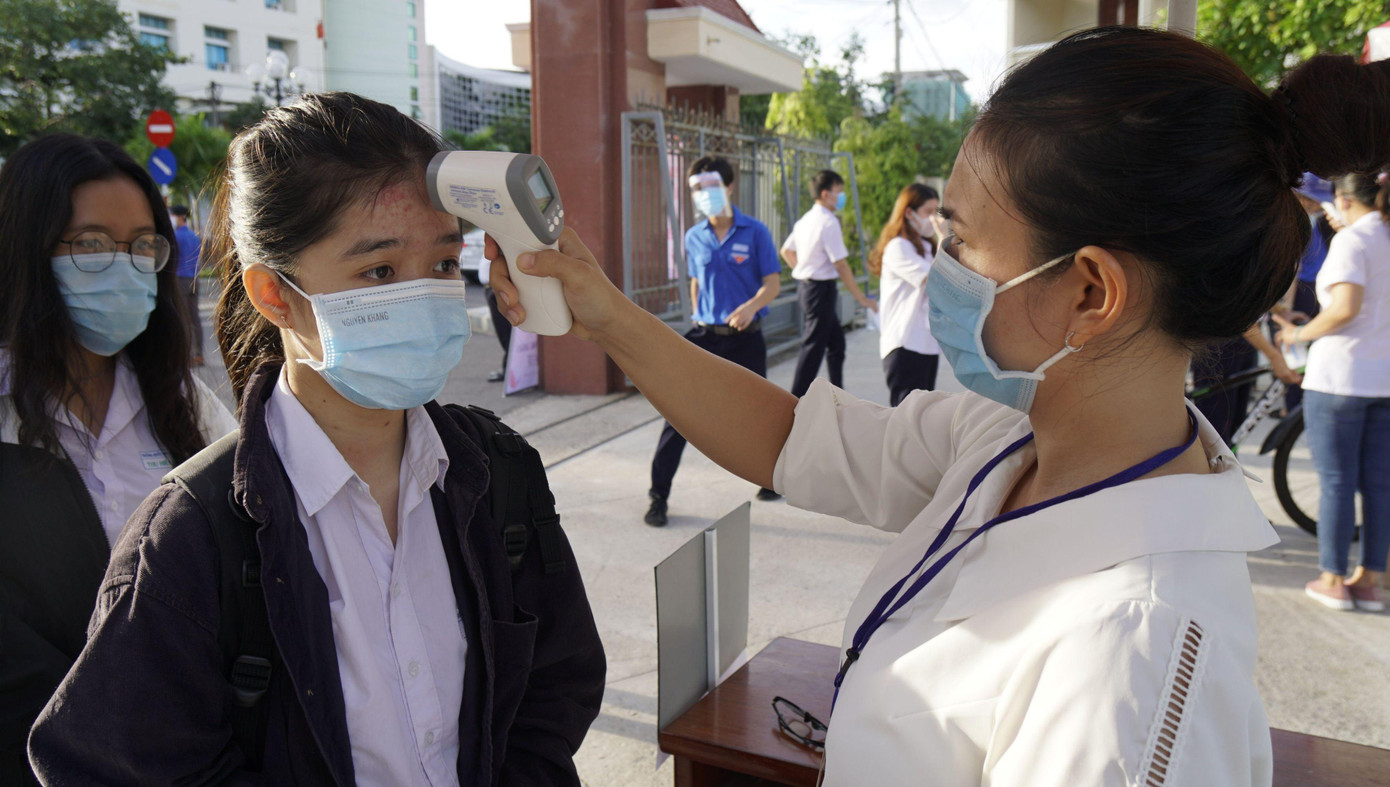 CẬP NHẬT THI THPT: Gần 1 triệu thí sinh thi Văn, có em ăn xôi gấc suốt 3 ngày ảnh 36