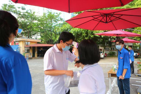 Các thi sinh được sát khuẩn cẩn thận