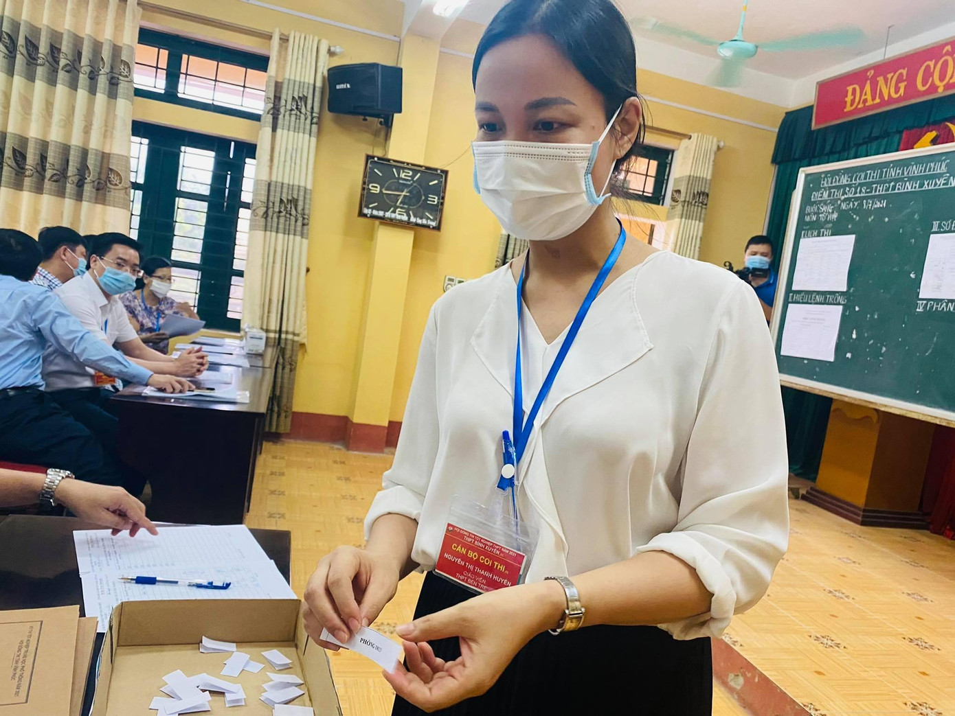 CẬP NHẬT THI THPT: Đề tiếng Anh dễ thở, thí sinh phấn khởi ra về ảnh 26