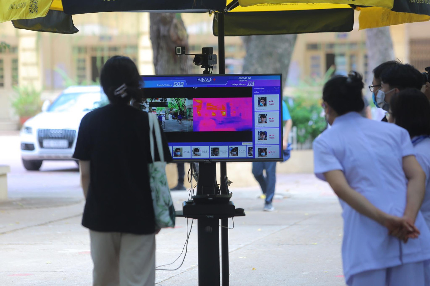 Được đo thân nhiệt bằng máy đo tự động Được đo thân nhiệt bằng máy đo tự động