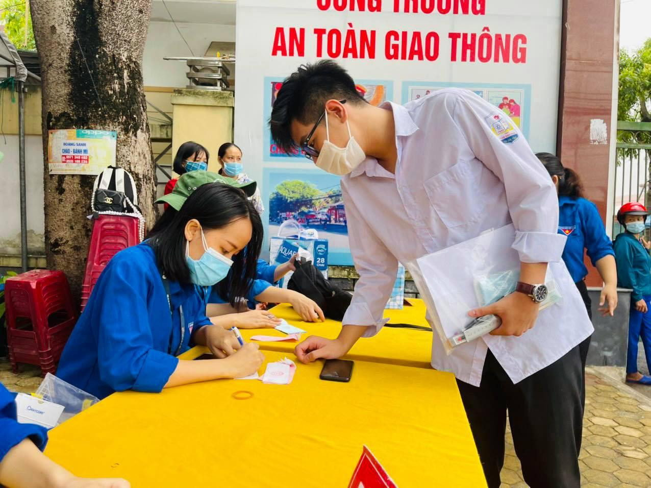 CẬP NHẬT THI THPT: Gần 1 triệu thí sinh thi Văn, có em ăn xôi gấc suốt 3 ngày ảnh 10