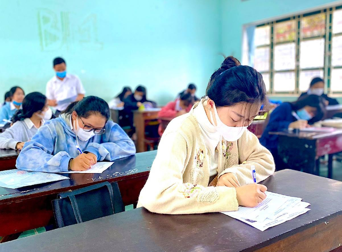 CẬP NHẬT THI THPT: Gần 1 triệu thí sinh thi Văn, có em ăn xôi gấc suốt 3 ngày ảnh 22