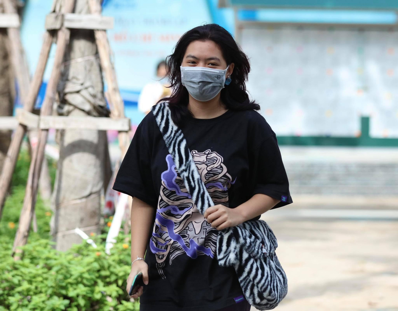 Thí sinh Trần Vân Anh ra đầu tiên sau buổi thi môn Tiếng Anh tại điểm thi trường THPT Khương Đình cho biết:&quot; Môn Tiếng Anh chiều nay dễ và làm tốt các câu hỏi&quot;.