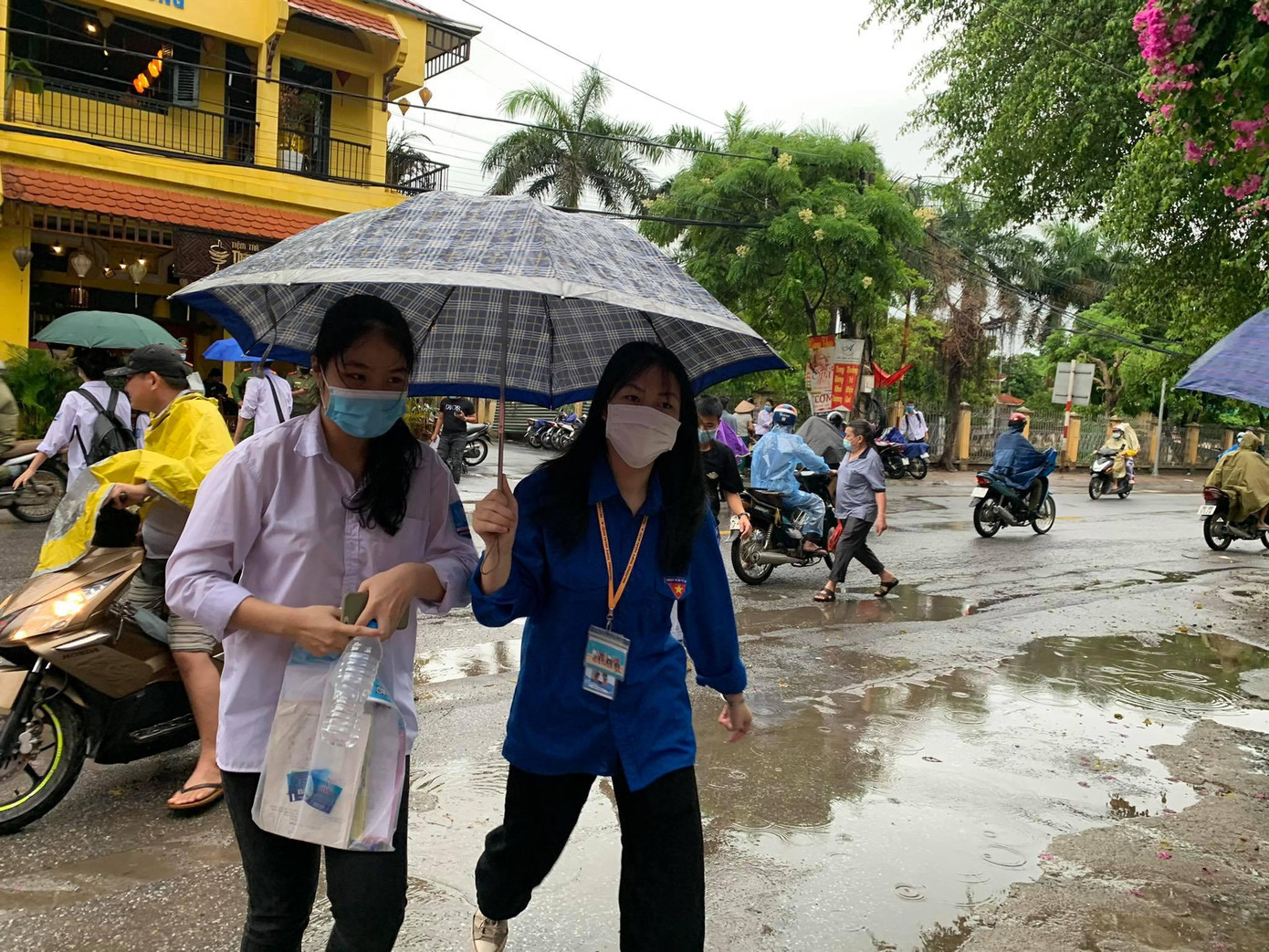 CẬP NHẬT THI THPT: Đề tiếng Anh dễ thở, thí sinh phấn khởi ra về ảnh 23