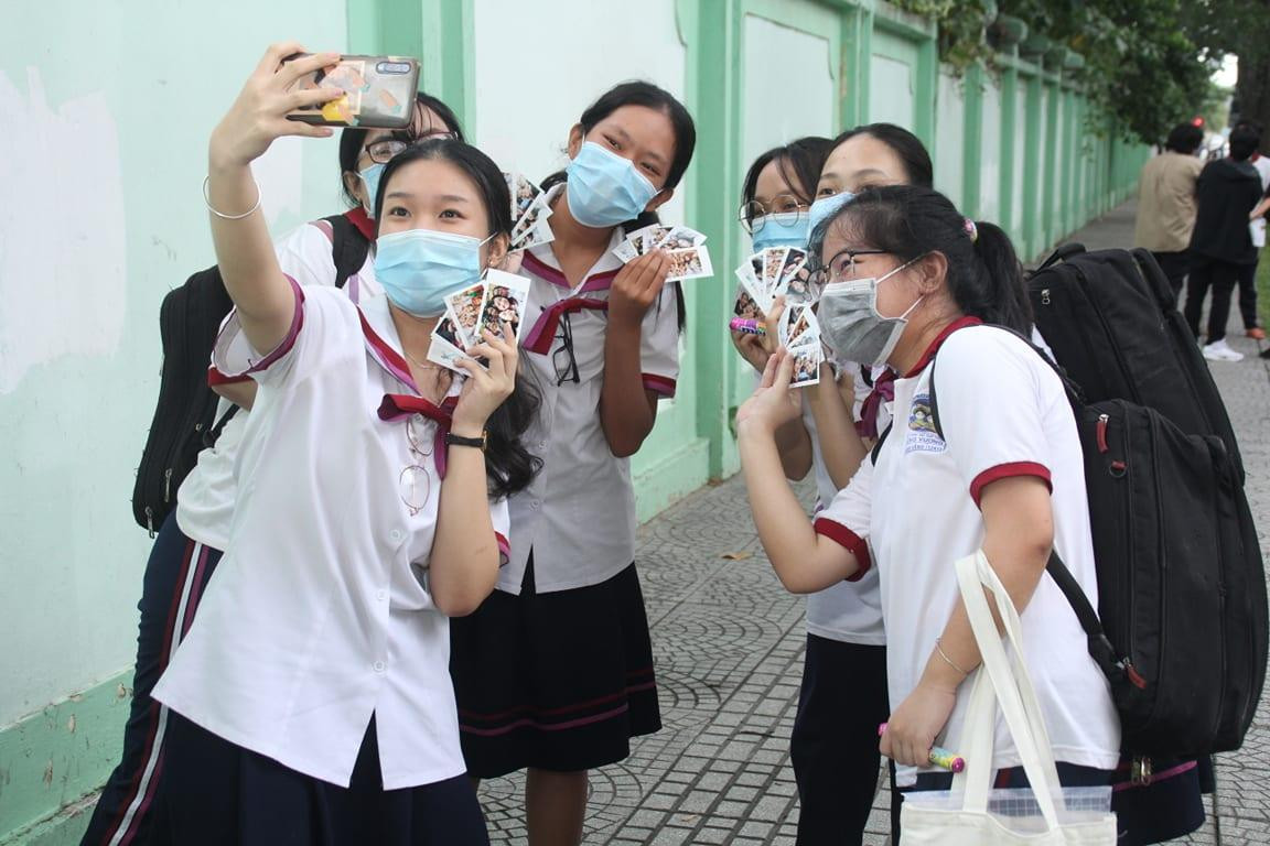 CẬP NHẬT THI THPT: Đề tiếng Anh dễ thở, thí sinh phấn khởi ra về ảnh 50