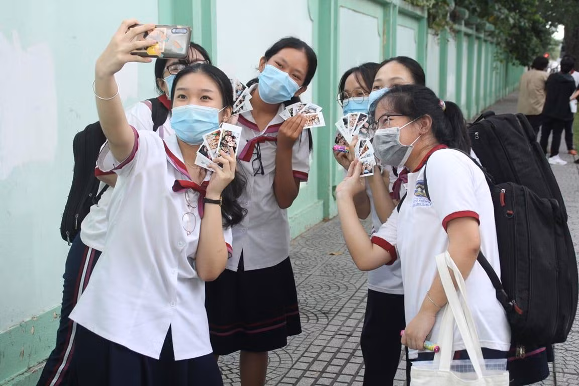 CẬP NHẬT THI THPT: Đề tiếng Anh dễ thở, thí sinh phấn khởi ra về ảnh 50